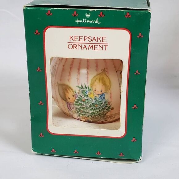 1986 Hallmark Betsey Clark “Home for Christmas” Glass Ornament – Collector’s Ser - Picture 2 of 4